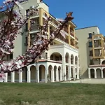 Lägenhetshotell At Lighthouse Golf By Parnas Estate Baltjik