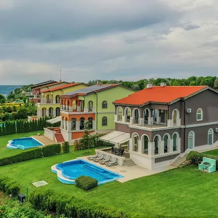 Lighthouse Luxe Estate & * Balçık