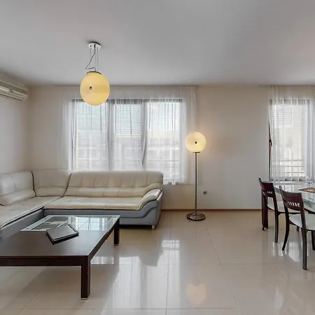Ξενοδοχείο με διαμερίσματα At Lighthouse Golf By Parnas Estate *