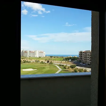 아파트호텔 At Lighthouse Golf By Parnas Estate