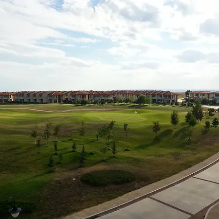At Lighthouse Golf By Parnas Estate 발치크