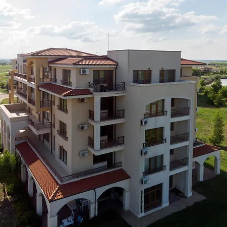 At Lighthouse Golf By Parnas Estate アパートホテル