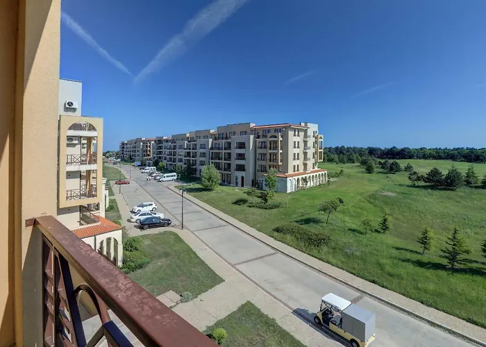 At Lighthouse Golf By Parnas Estate 발치크